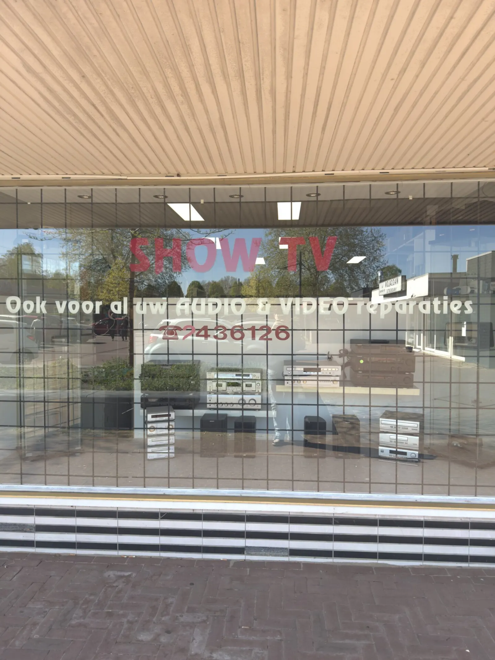 Show TV etalage, uithangbord aan de winkelruit