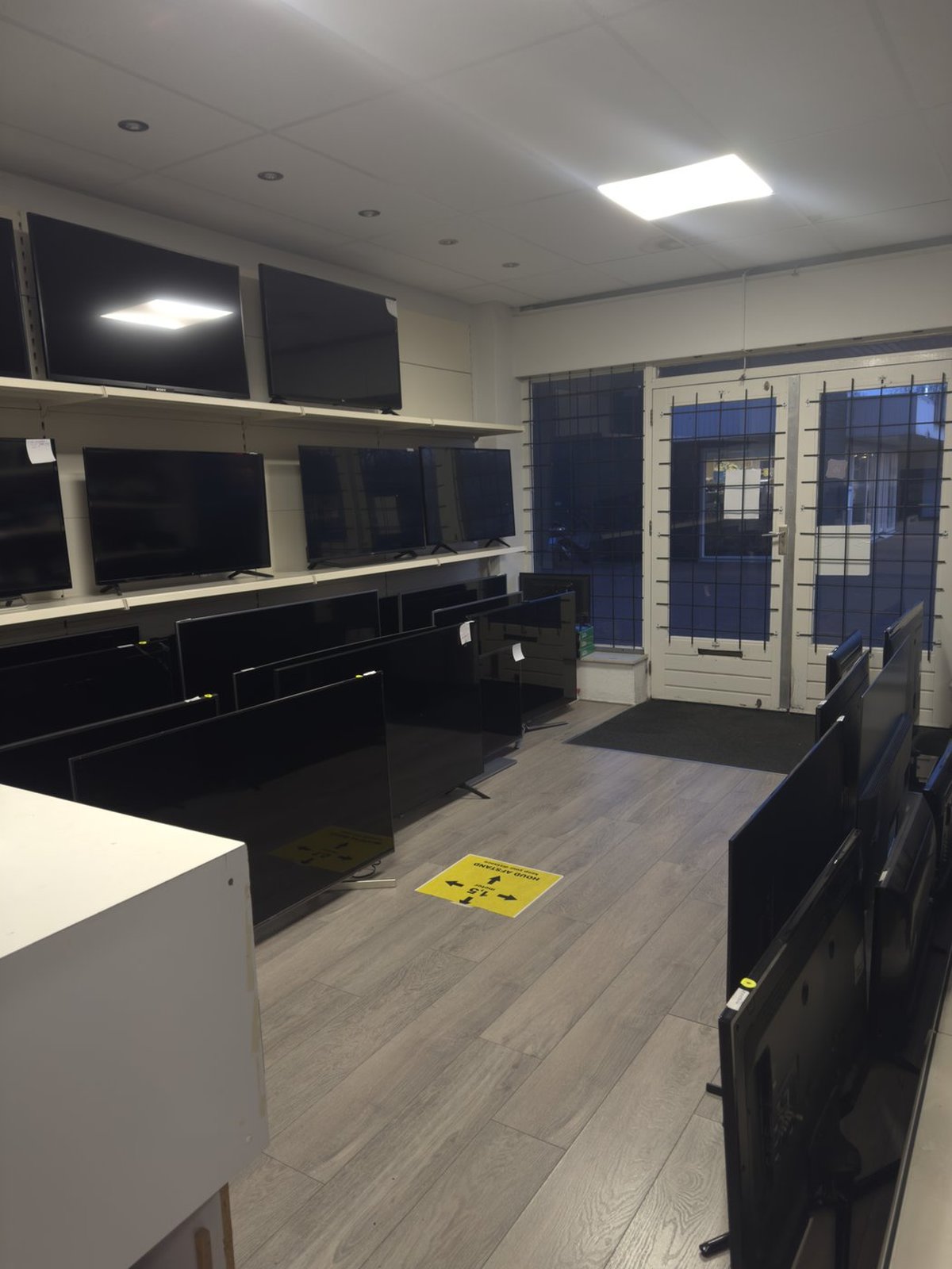 Show TV showroom, interieur met televisies en audio
